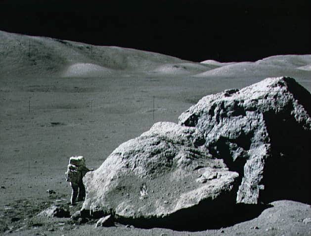 Apollo-17-Astronaut Harrison Schmitt neben einem Felsen auf dem Mond